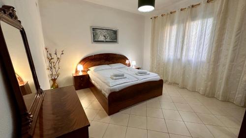 a small bedroom with a bed and a window at Gemütliches Haus im Herzen Albaniens in Elbasan