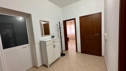 a hallway with a door and a television and a room at Gemütliches Haus im Herzen Albaniens in Elbasan