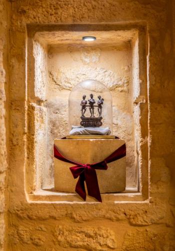 a cake with two figurines on top of a box with a bow at Hameau du Château de Giverzac, gîtes luxueuses in Domme