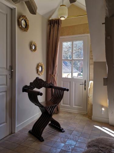 a room with a statue in front of a door at Hameau du Château de Giverzac, gîtes luxueuses in Domme