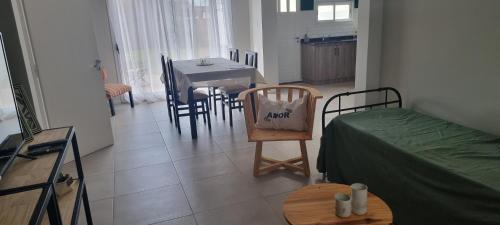 een kamer met een bed en een tafel en stoelen bij Lacheli in Santa Rosa