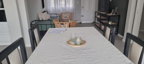 聖羅莎的住宿－Lacheli，餐桌上方有盘子
