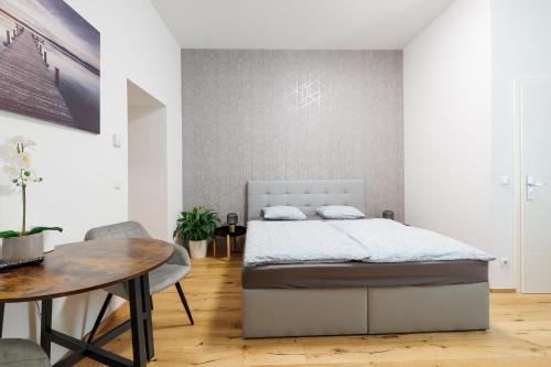 una camera con letto e tavolo di großzügiges App. 2 Schlafzimmer a Vienna