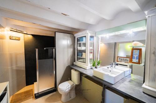 La salle de bains est pourvue d'un lavabo et de toilettes. dans l'établissement Casa Cuquet de Llum Onil, à Onil