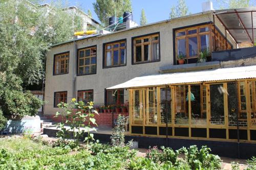 un bâtiment avec beaucoup de fenêtres dans une cour dans l'établissement Karma Lodge Leh, à Leh