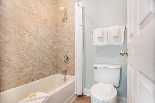Ένα μπάνιο στο Baymont by Wyndham Grand Haven
