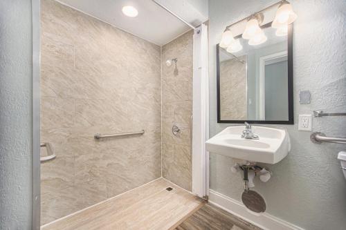 Ένα μπάνιο στο Baymont by Wyndham Grand Haven