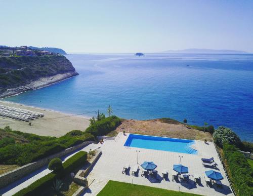 una vista aerea di un resort con piscina e oceano di The Seasons a Svoronáta