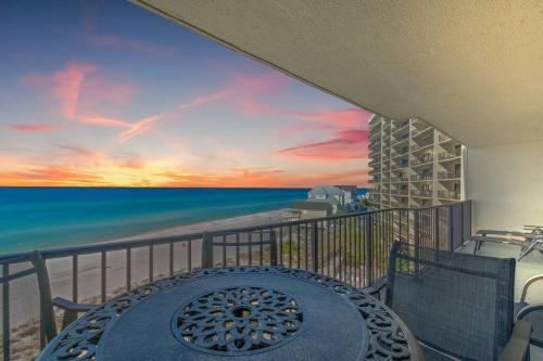 - une table sur un balcon avec vue sur la plage dans l'établissement SeaRenity with WOW views of the Gulf of Mexico plus FREE beach gear and heated facility pool, à Panama City Beach