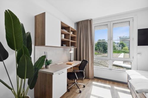 Una televisión o centro de entretenimiento en Home and CoLiving Bonn I Aparthotel