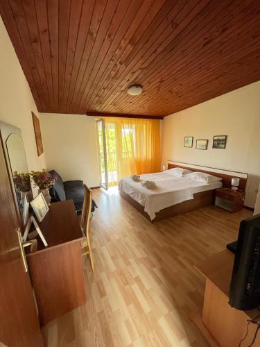 a bedroom with a bed and a wooden ceiling at Apartman Mišo in Okrug Donji
