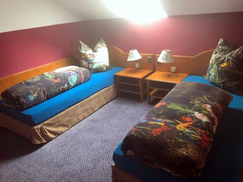 里薩的住宿－Monteurzimmer Riesa，酒店客房设有两张床和两盏灯。