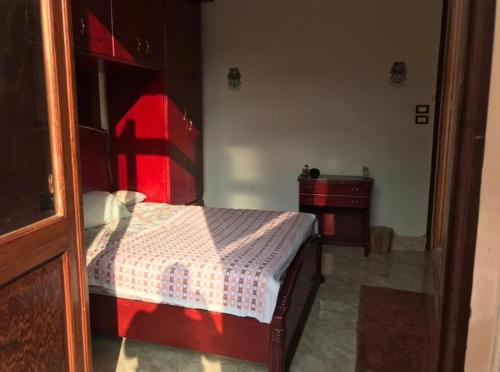 1 dormitorio con 1 cama y vestidor en una habitación en مصر الجديدة - ميدان اسماعيلية - comfortable private room with balcony - Masr el gedida en El Cairo