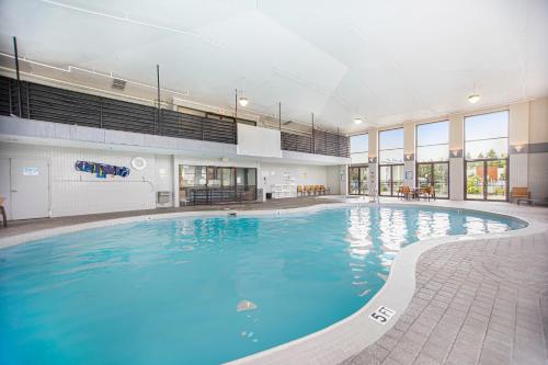 Πισίνα στο ή κοντά στο Baymont by Wyndham Grand Haven