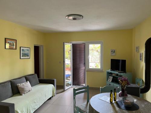 TV a/nebo společenská místnost v ubytování Apartman Mišo