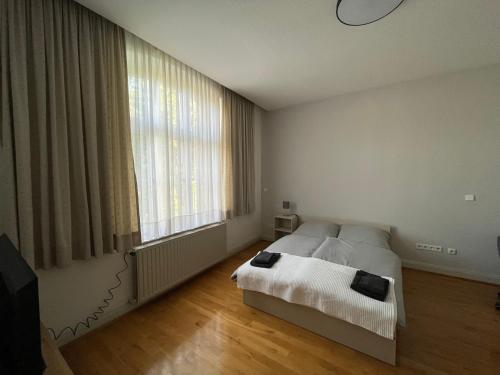 1 dormitorio con cama y ventana grande en Ruhe-Oase, en Herne