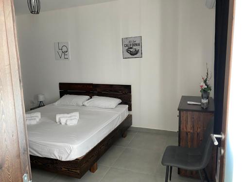 Schlafzimmer mit einem Bett, einem Schreibtisch und einem Stuhl in der Unterkunft St gaetans studio apartment 6A in Tas-Samra