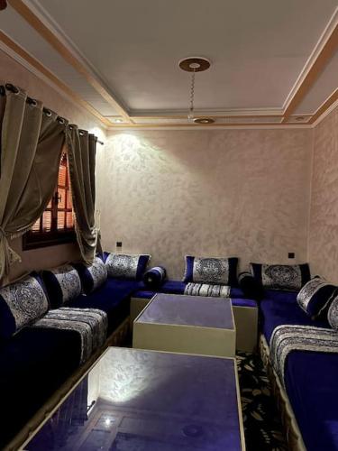 - un salon avec des canapés bleus et une table dans l'établissement calm space near to valle, à Ourika