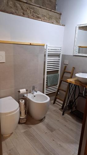 a bathroom with a toilet and a sink at Casina di Alice in Vinci