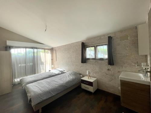 um quarto com uma cama e um lavatório em Chambre sur le bassin d'Arcachon em La Teste-de-Buch