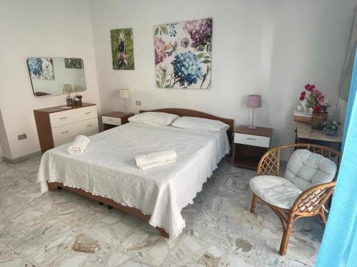 マッティナータにあるOrchidea Mattinata parco del Garganoのベッドルーム1室(ベッド1台、椅子付)