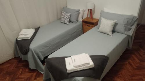 two beds sitting next to each other in a room at Billinghurst buenos aires in Buenos Aires