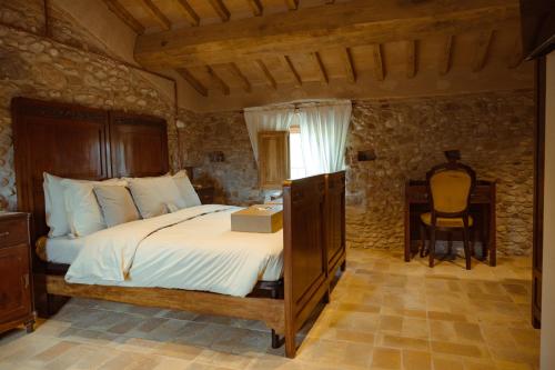 a bedroom with a bed and a desk and a chair at Agriturismo Podere Tovari in Anghiari