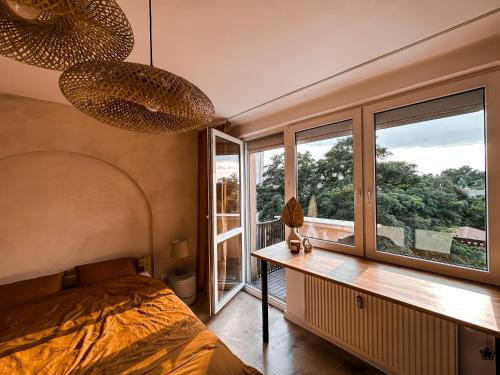 um quarto com uma cama e uma grande janela em Sunset Stories Old Town Apartment em Cracóvia
