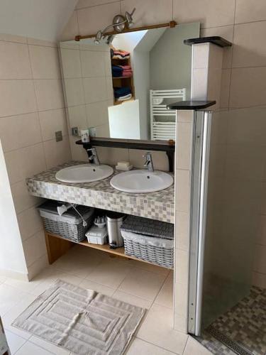 une salle de bain avec deux lavabos et un miroir dans l'établissement Appartement cœur vallée d'Aure, à Vielle-Aure