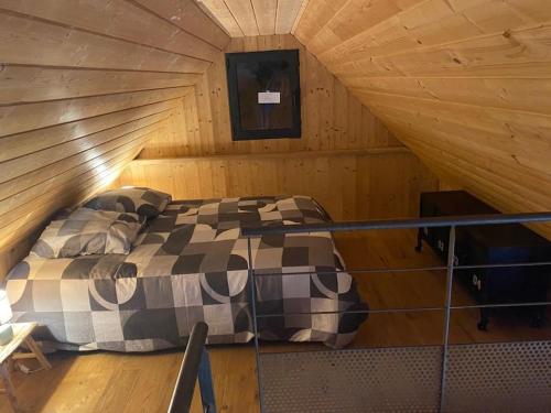 une chambre avec un lit dans un grenier dans l'établissement Appartement cœur vallée d'Aure, à Vielle-Aure