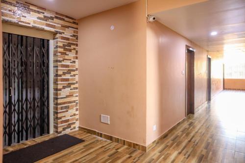 um quarto vazio com uma parede de tijolos e uma porta em Hotel Radha Krishna em Visakhapatnam