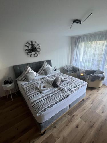 ein Schlafzimmer mit einem Bett, auf dem eine Katze liegt in der Unterkunft Ferienwohnung Traumwerk Titisee in Titisee-Neustadt