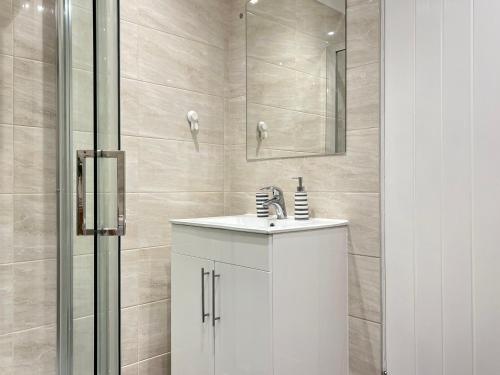 Koupelna v ubytování Modern 2 bed townhouse just outside City Walls with free private parking