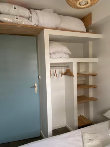 a room with a bed and a closet with a door at Villa patio Capbreton in Capbreton