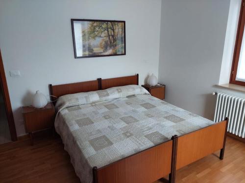 1 dormitorio con 1 cama con edredón en Alloggio Petrigh 2, en Canal di Grivo