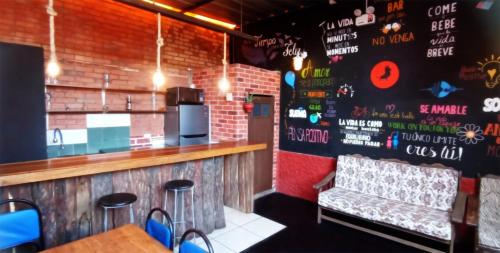 een restaurant met een bar met een bakstenen muur bij Joske in Arequipa