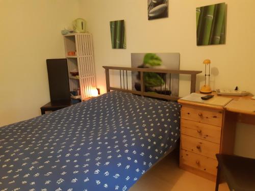 - une chambre avec un lit, un bureau et une commode dans l'établissement Petit studio - Chambre indépendante au calme, à Landerneau