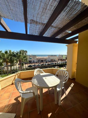 En balkon eller terrasse på Canela Park frontal al mar