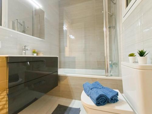 uma casa de banho com um WC, um lavatório e um chuveiro em By Liceu Rooms em Barcelona