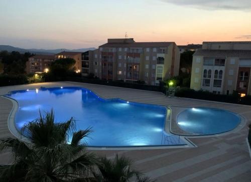Appartement avec terrasse en rez-de-jardin dans résidence avec piscine, tennis et aire de jeux