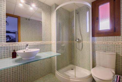 Et badeværelse på Benalmádena Luxury Apartment