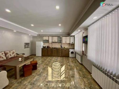 sala de estar amplia con sofá y mesa en Luxury apartement in Jermuk, en Jermuk