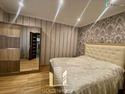 1 dormitorio con 1 cama en una habitación con suelo de madera en Luxury apartement in Jermuk, en Jermuk