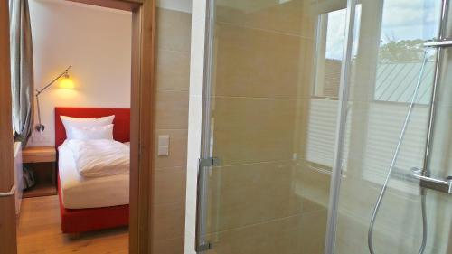 W łazience znajduje się przeszklony prysznic z łóżkiem. w obiekcie Hotel Diamond Country Club w mieście Atzenbrugg