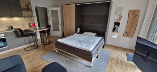 Kleines Zimmer mit einem Bett und einem Tisch in der Unterkunft Place2be in Calden