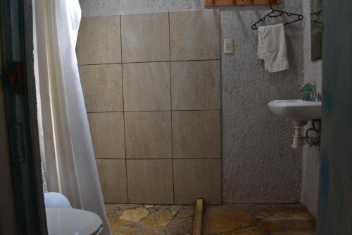MONADita في سان كريستوبال دي لاس كازاس: حمام مع مرحاض ومغسلة