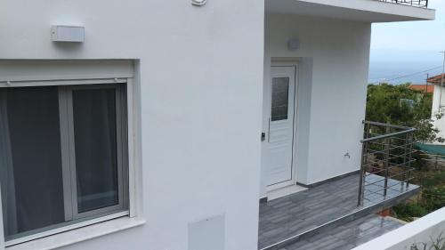 Gallery image of Alexandros Luxury Apartment in Glóssa