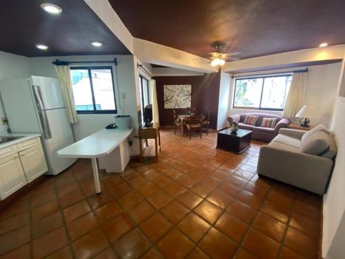 un salon avec un canapé et une table dans l'établissement one Beach st hotel - beach Front 2BD 2BA WITH BALCONY in Zona Romantic Puerto Vallarta, à Puerto Vallarta