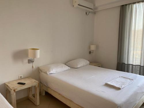 een kleine slaapkamer met een bed en een raam bij Foto Studios in Himare