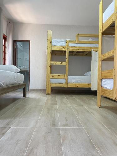 卡諾格布拉達的住宿－Espaço conforto e tranquilidade CASAVEG，一间带两张双层床的卧室,铺有瓷砖地板。